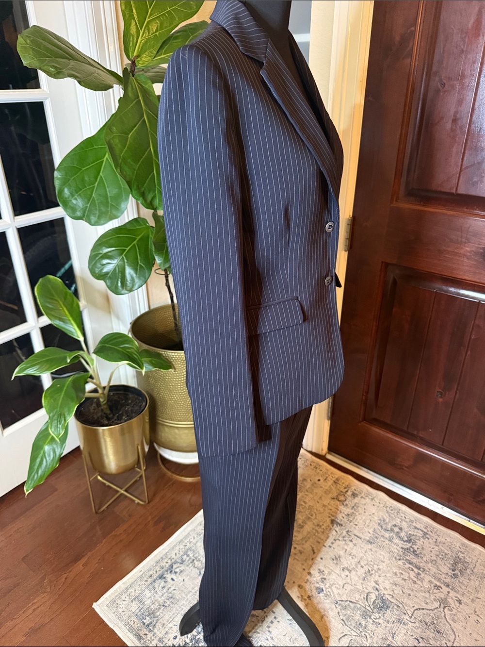 Tahari Navy Classic Corporate, Pinstriped pant suit size 4 - Picture 4 of 11
